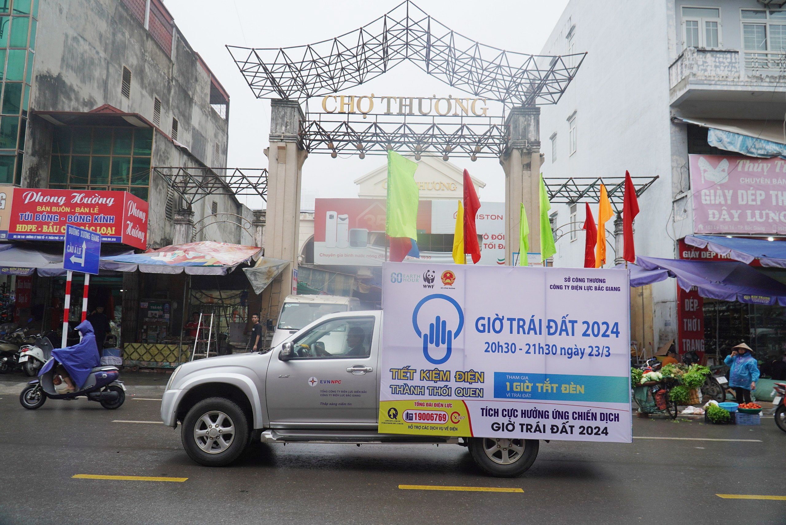 Xe tuyên truyền lưu động hưởng ứng sự kiện Giờ Trái đất năm 2024 (từ 20 giờ 30 phút đến 21 giờ 30 phút ngày 23/3).